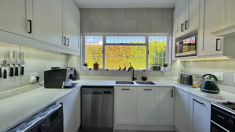 3 Bedroom Property for Sale in Roundhay Western Cape